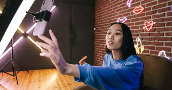 Financial literacy in the age of ‘Finfluencers’. Separating fact from fiction